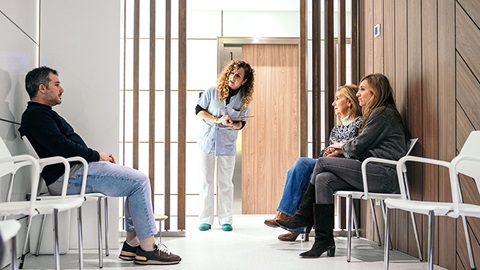 Sala de espera con pacientes